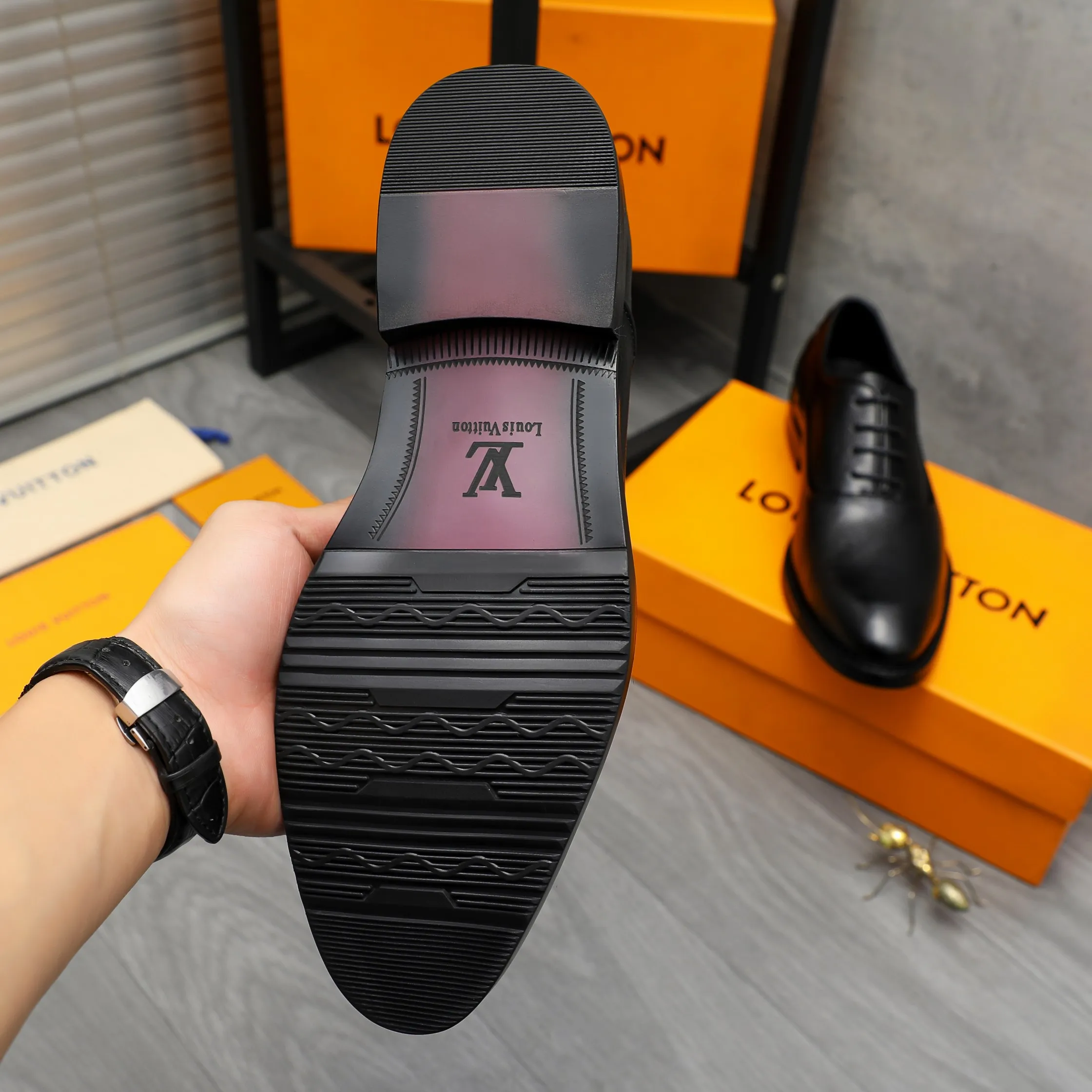 Men's shoes 💰p460 Product trademark: LV (Louis Vuitton) business lace-up formal leather shoes Regular size: 39-44 (38.45 custom-made, non-returnable) Product materials: Selected high-quality pebbled cowhide upper, cowhide lining, original rubber outsole